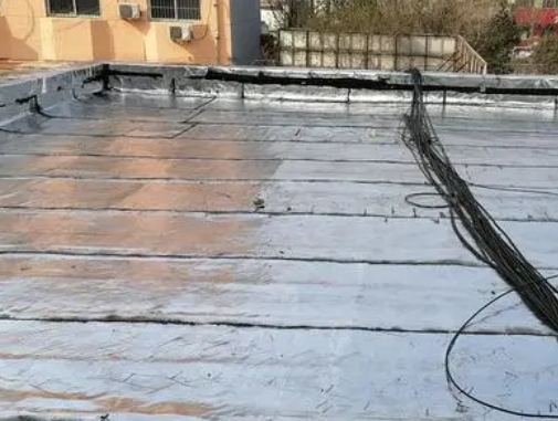 交口卫生间漏水维修公司分享下交口屋面楼顶防水刚性防水层施工要点。